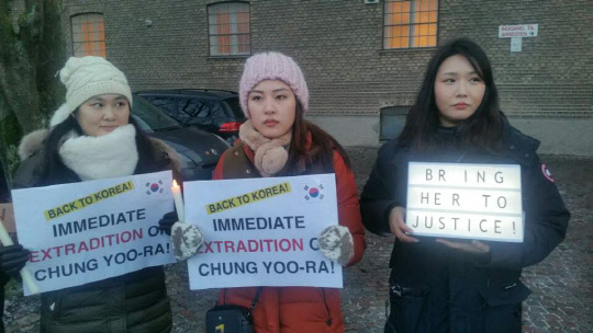 "정유라를 국내로 송환하라"  덴마크와 스웨덴에 거주하는 교민 17명이 정유라씨가 수감돼 있는 덴마크 올보르 구치소 앞에서 정 씨의 조속한 국내 송환을 촉구하는 촛불집회를 열고 있다. 2017.1.14